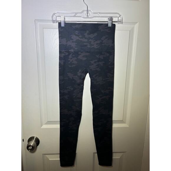 SPANX Camo Leggings Size Medium Slimming Black Gray Stretchy Pull On - Picture 4 of 6